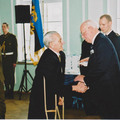 Mihkel Aitsam president Lennart Meri antud Eesti Punase Risti III klassi teenetemärgi vastuvõtul veebruaris 2001