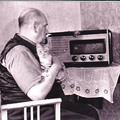 	Mihkel Aitsami isa Madis raadiot kuulamas 1950<br> Erakogu 