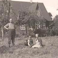  Mihkel Aitsami Pipra suvekodu aias 1938<br> Erakogu