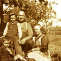 	Mihkel, Ain, Madis ja Liidia Aitsam Pipra suvekodu aias 1938