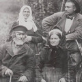  Perekond Aitsam suvel 1905 - Istuvad Mihkel ja abikaasa Mari, seisavad poeg Mihkel ja isaõde Triinu